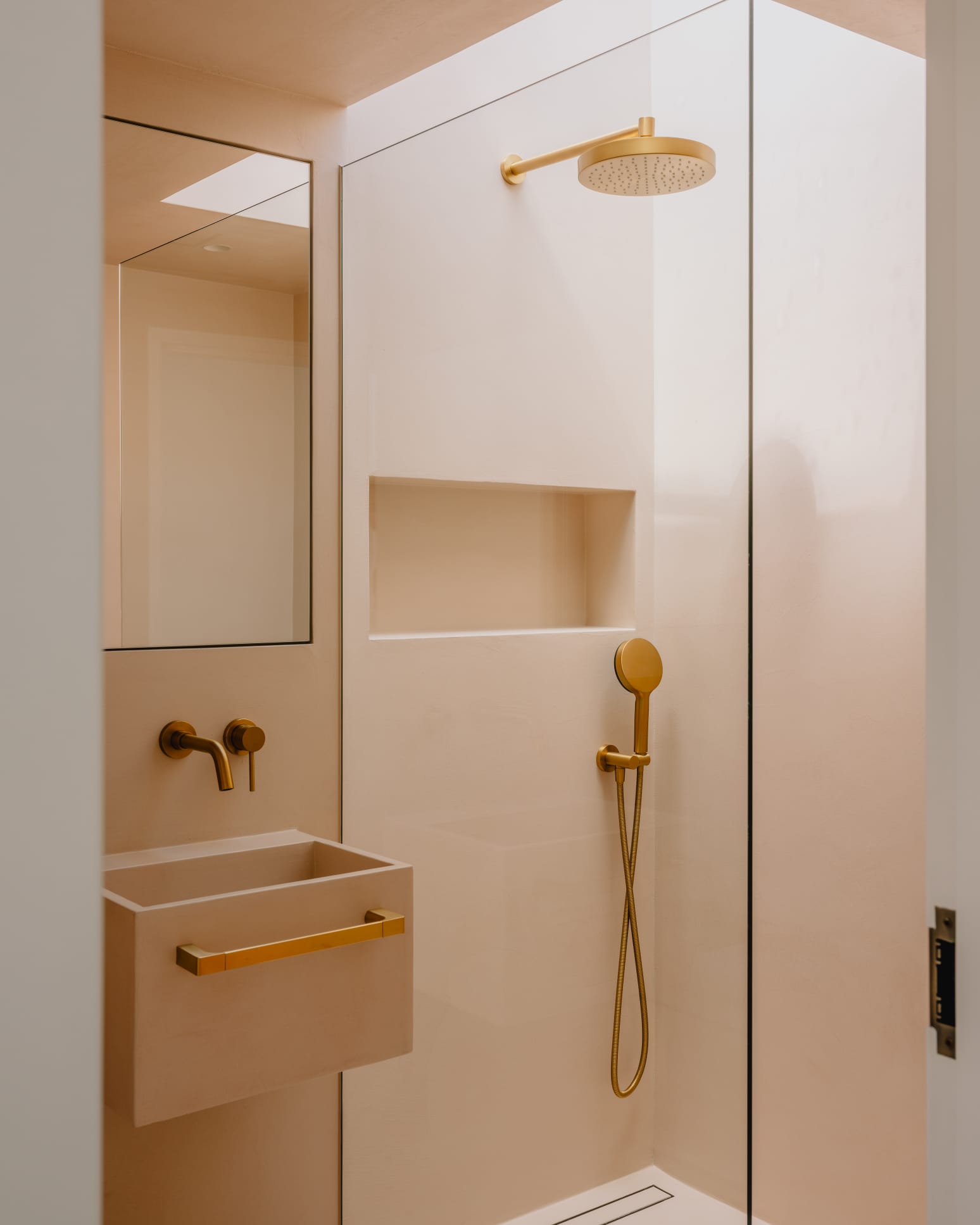 Benitor | Room refurbishment for your bathroom, kitchen or bedroom